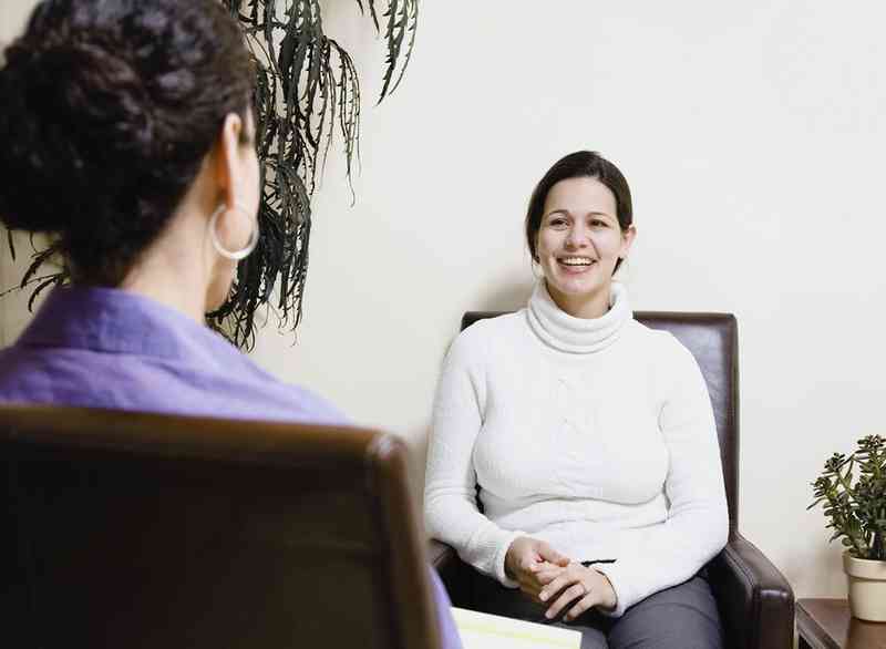 Un thérapeute cognitivo-comportemental (TCC) pratique une forme de thérapie...